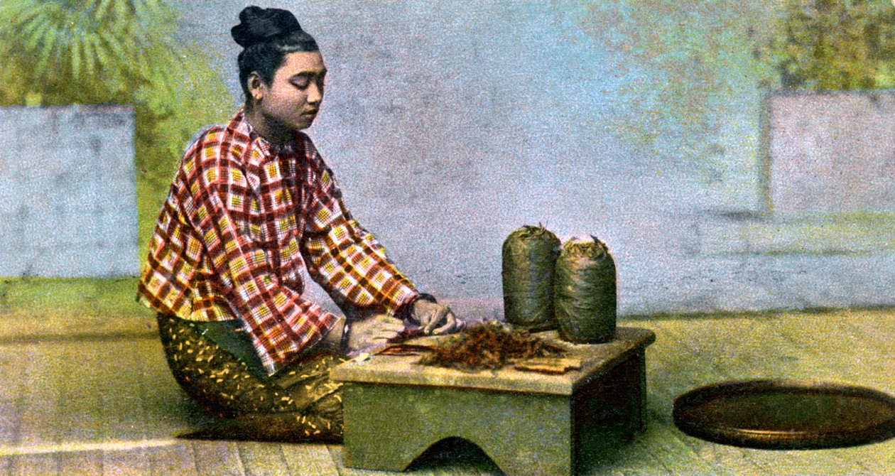 Une femme birmane fabriquant des cigares, c1900s - Unbekannt