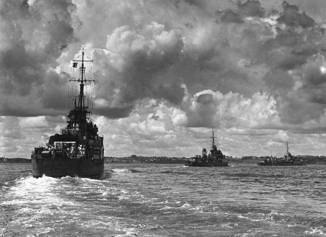 Navires de guerre britanniques entrant dans le port de Sydney, Australie, 1945 - Unbekannt