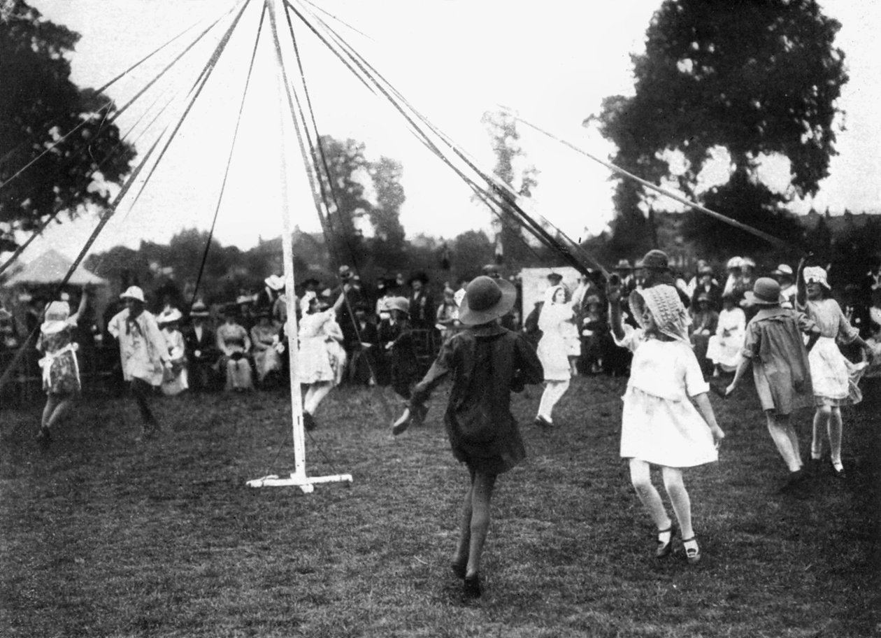 Enfants dansant autour d