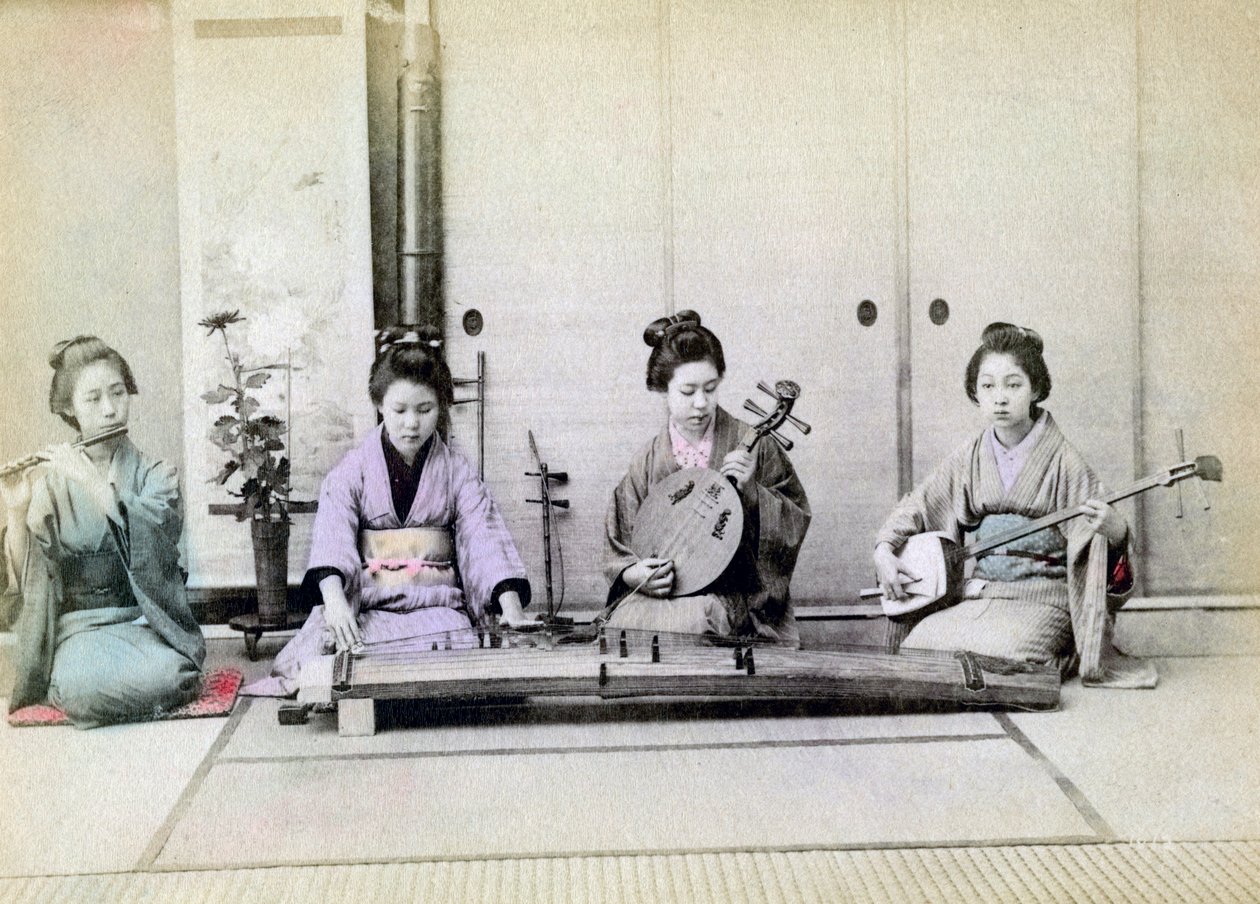 Geisha jouant des instruments de musique traditionnels, Japon, 1880 - Unbekannt