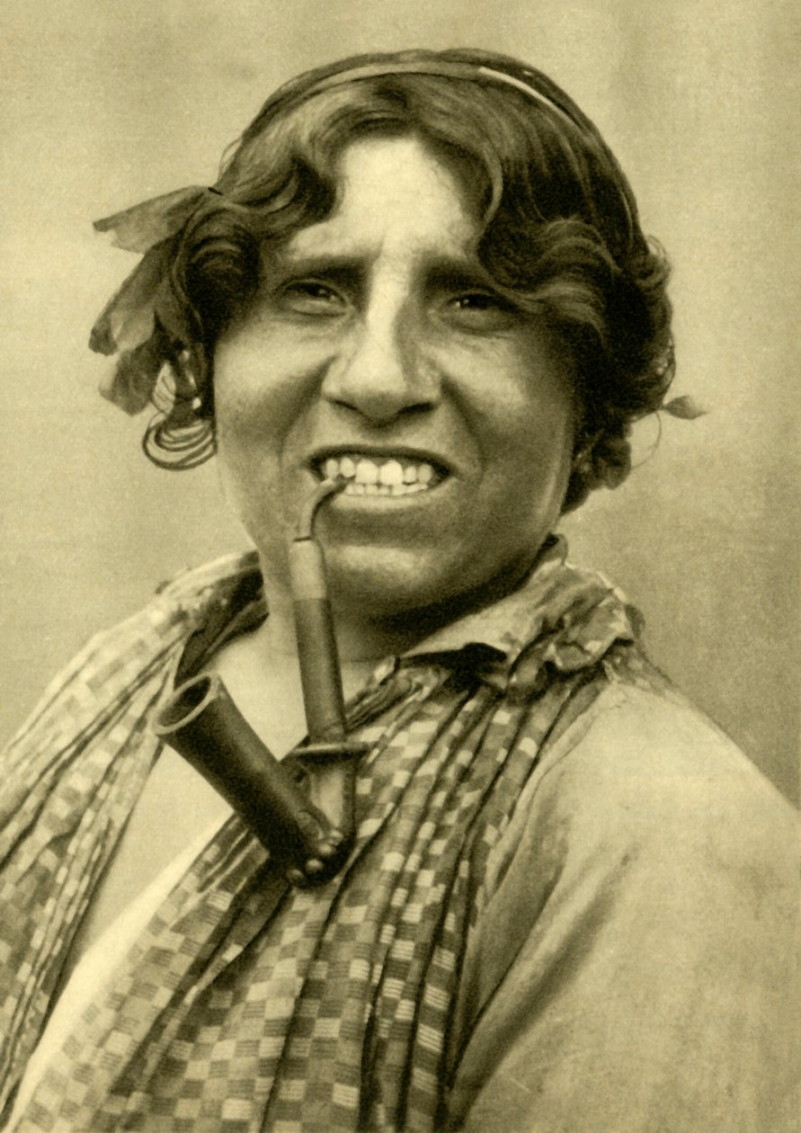 Femme gitane fumant une pipe, Burgenland, Autriche, vers 1935 - Unbekannt