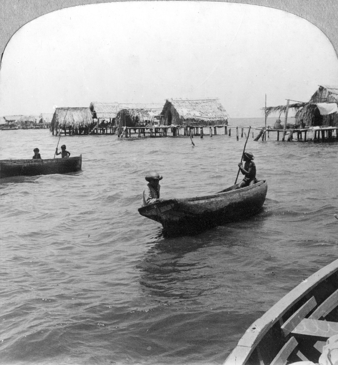Indiens en canoës en rondins, lac Maracaibo, Venezuela, vers 1900s - Unbekannt
