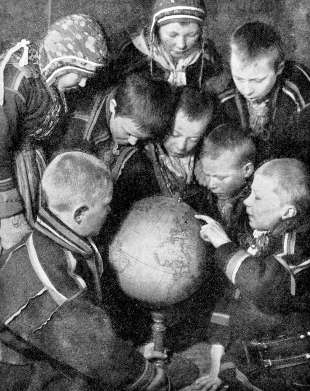 Enfants lapons regardant un globe, 1936 - Unbekannt