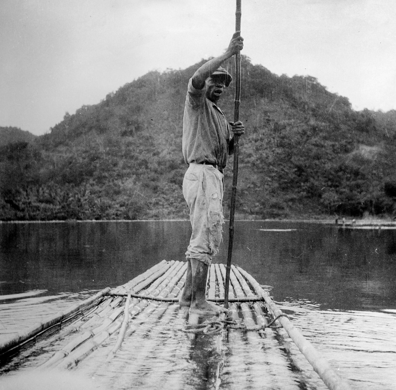 Homme sur un radeau, Kingston, Jamaïque, 1931 - Unbekannt