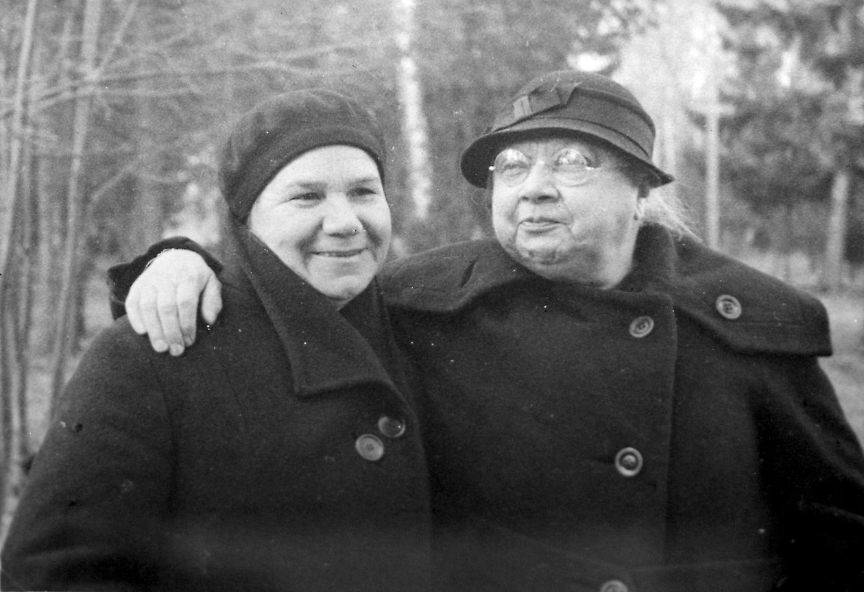 Nadezhda Kroupskaïa, épouse de Lénine, avec une amie, 1936 - Unbekannt