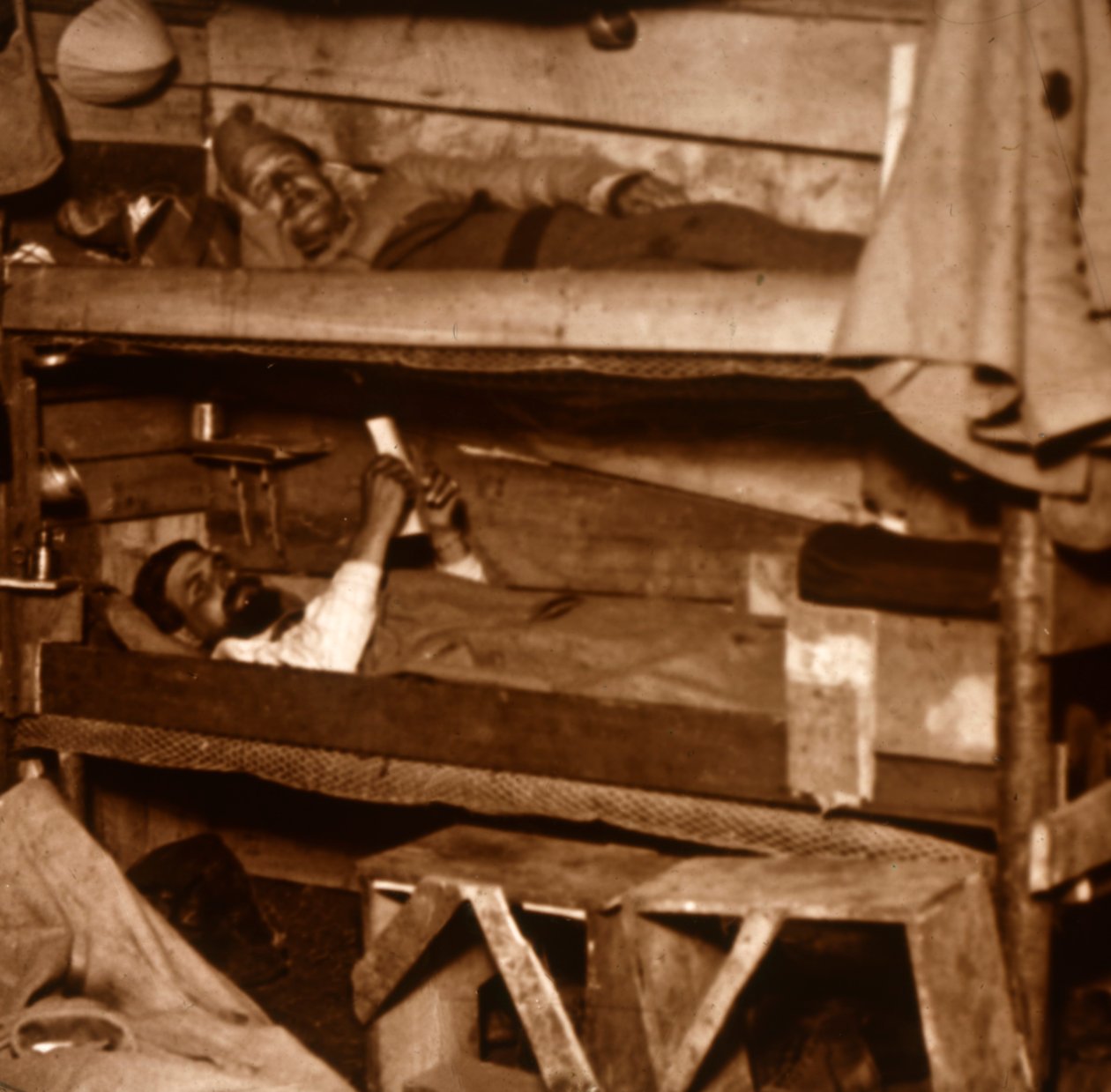 Soldats dans des couchettes en bois, vers 1914-1918 - Unbekannt