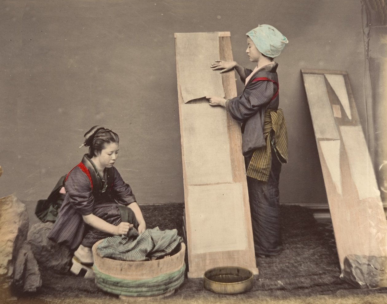 [Deux femmes japonaises posant avec du linge], 1870s - Unbekannt
