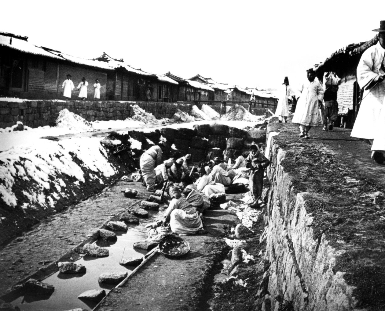 Lavage des vêtements en extérieur, Corée, 1900 - Unbekannt