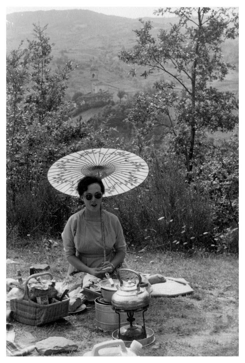Femme sous une ombrelle faisant un pique-nique, vers 1950-1969 - Unbekannt