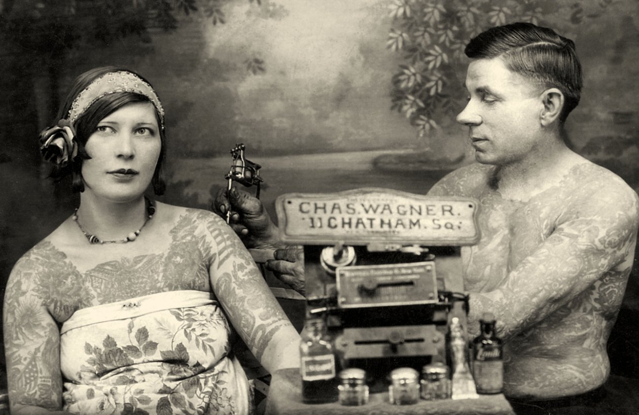 Charles Wagner tatouant un client avec sa machine à tatouer nouvellement brevetée, vers 1905 - Unbekannt Unbekannt