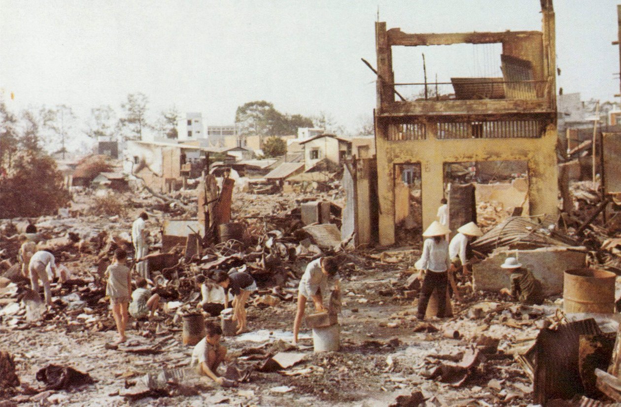 Des civils trient les ruines de leurs maisons à Cholon, la section chinoise fortement endommagée de Saigon, Offensive du Têt, Guerre du Vietnam, 1968 - Unbekannt Unbekannt