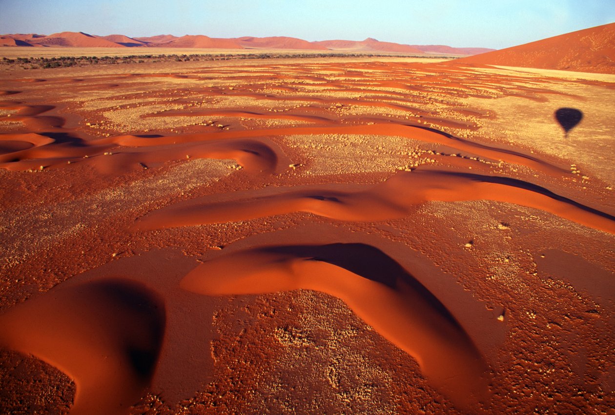 Vue sur une vallée de dunes de sable depuis un vol en montgolfière juste après le lever du soleil près de Sossusvlei dans le désert du Namib, Namibie. 24-07-2003. - Unbekannt Unbekannt