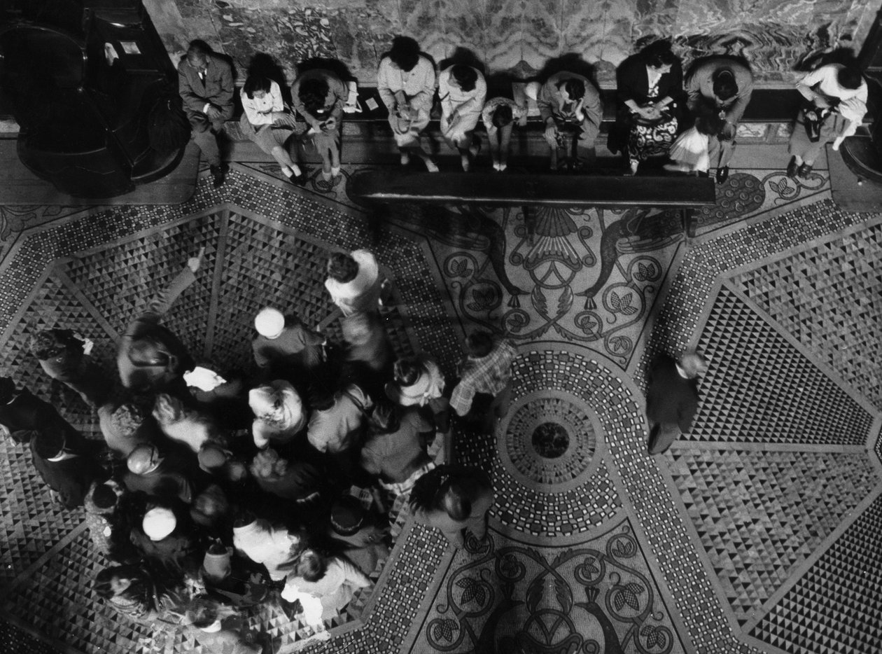 Groupe de fidèles dans une église - Unbekannt