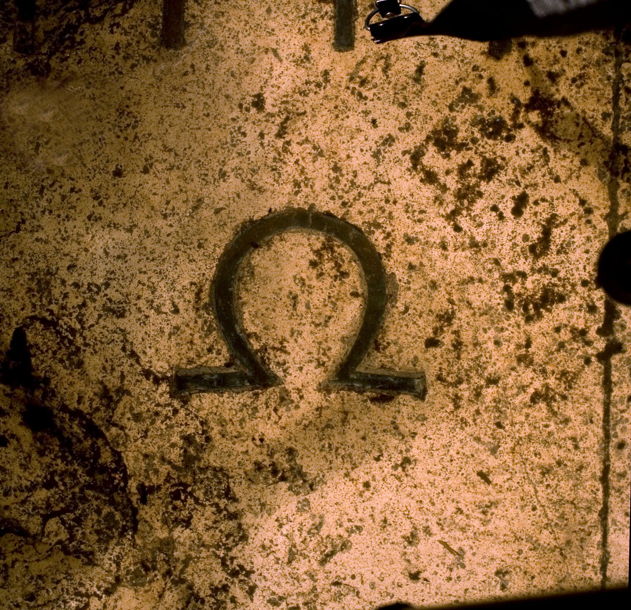 Symbole Oméga sur le cadran solaire d