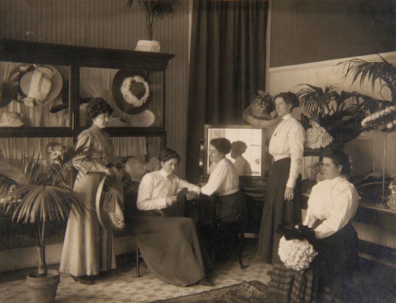 Cinq femmes dans une boutique de chapellerie - Unidentified