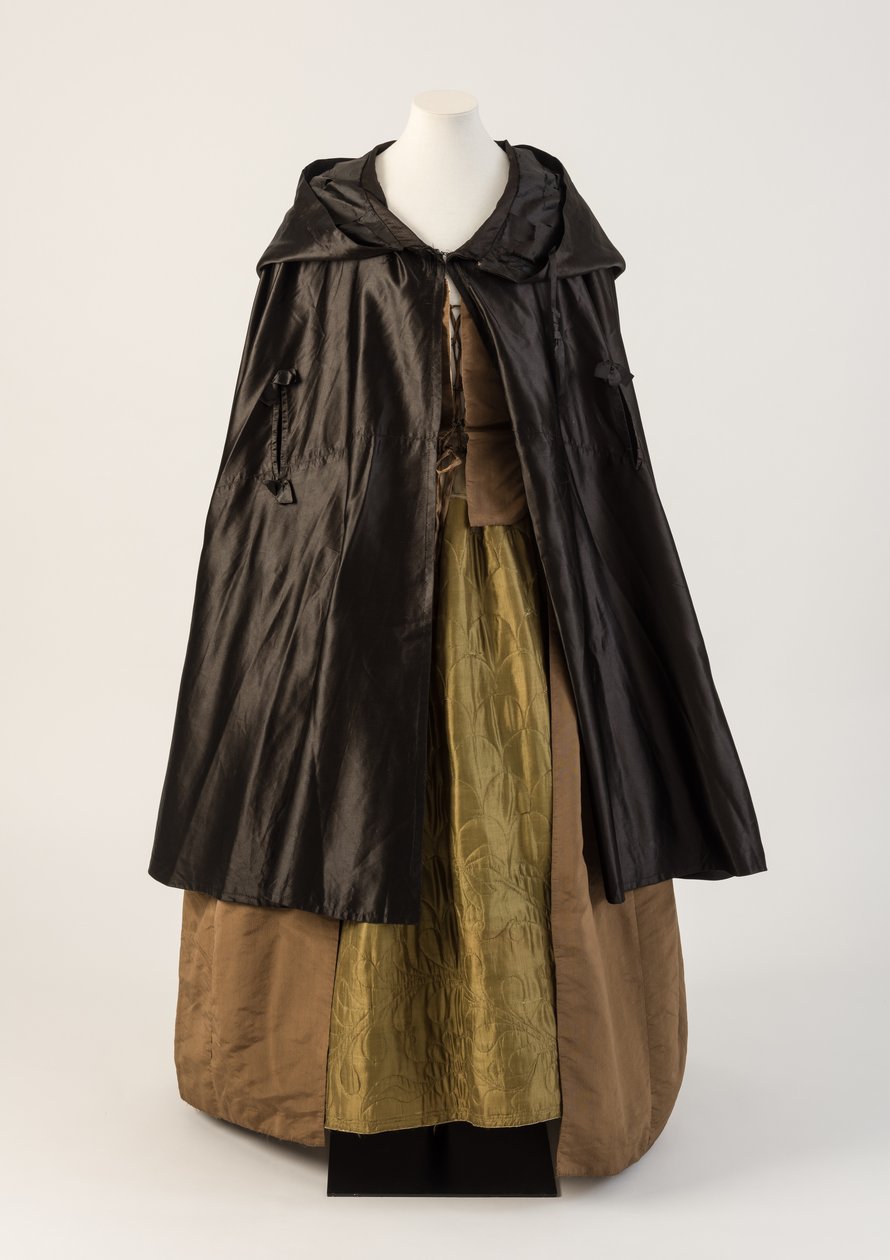 Cape en satin de soie noire, portée avec un jupon matelassé en soie verte olive, 1760s - Unbekannt Unbekannt