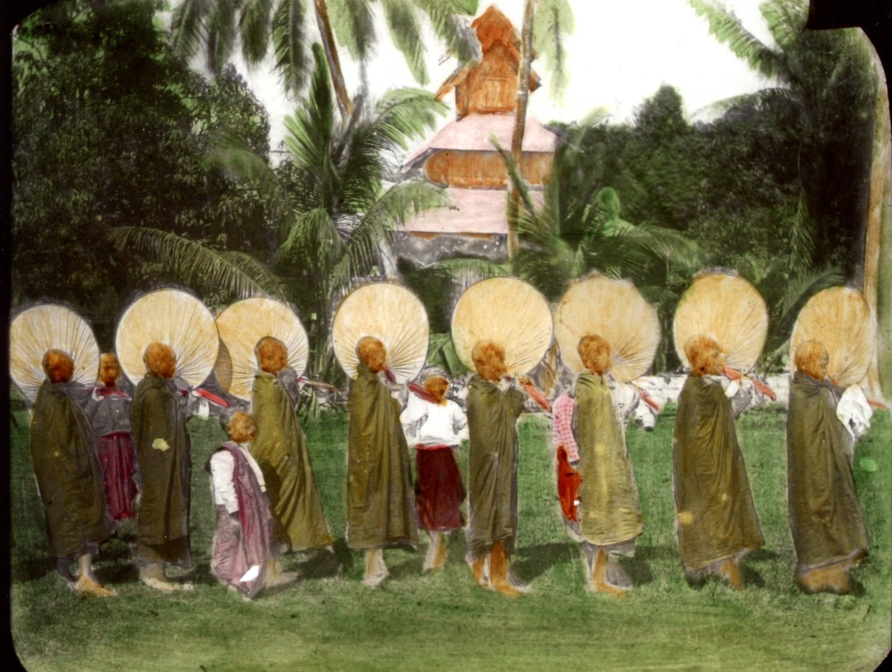 Procession de moines avec des éventails, vers 1880 - Unknown