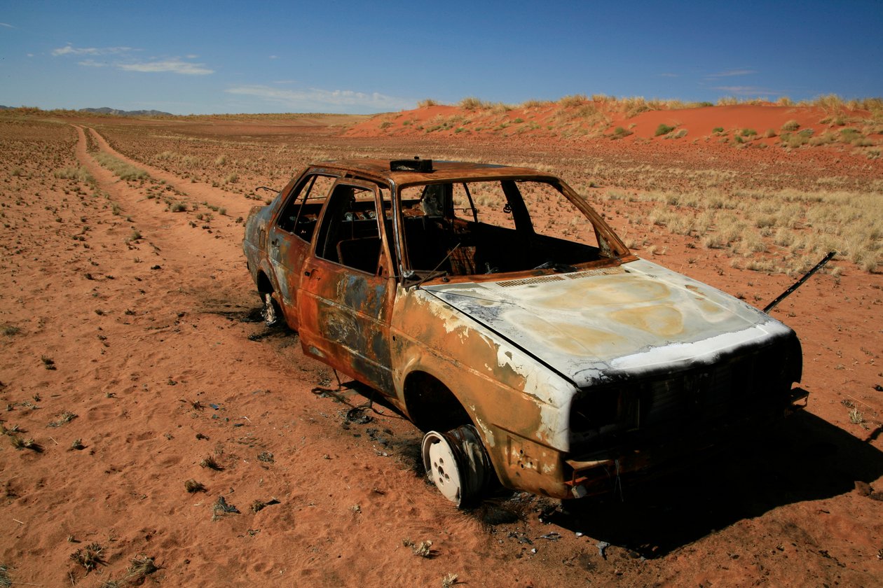 Voiture rouillée échouée dans le désert du Namib - Unknown
