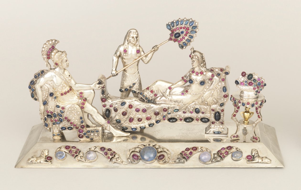 Sculpture ornée de bijoux d
