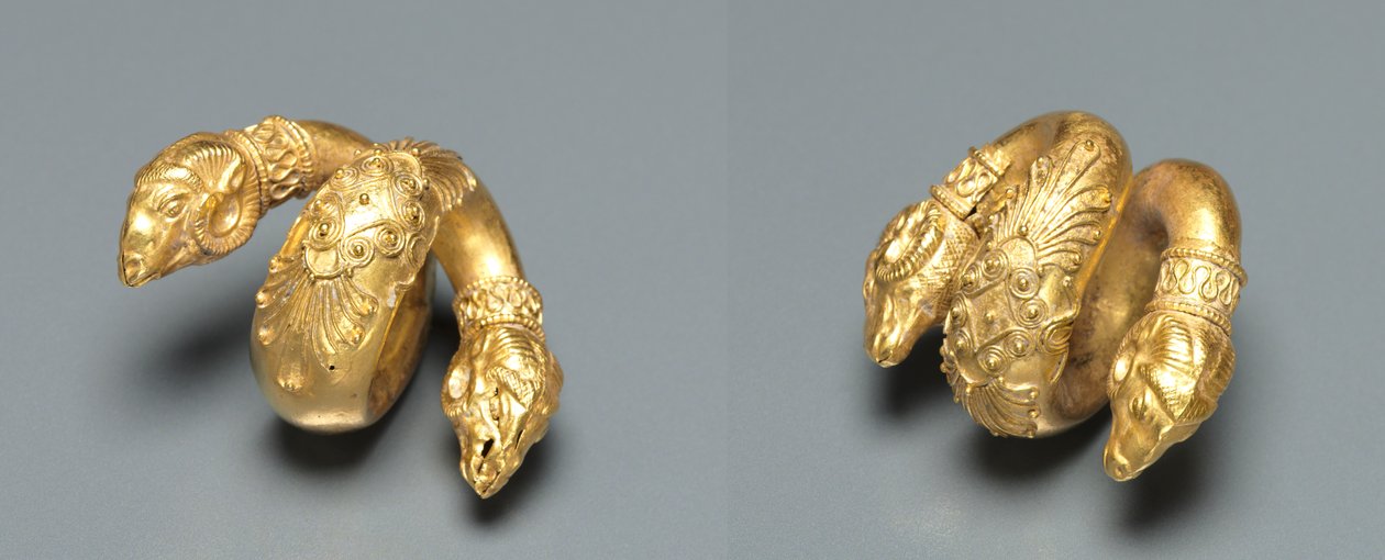 Paire de boucles de cheveux avec tête de bélier - Unknown artist