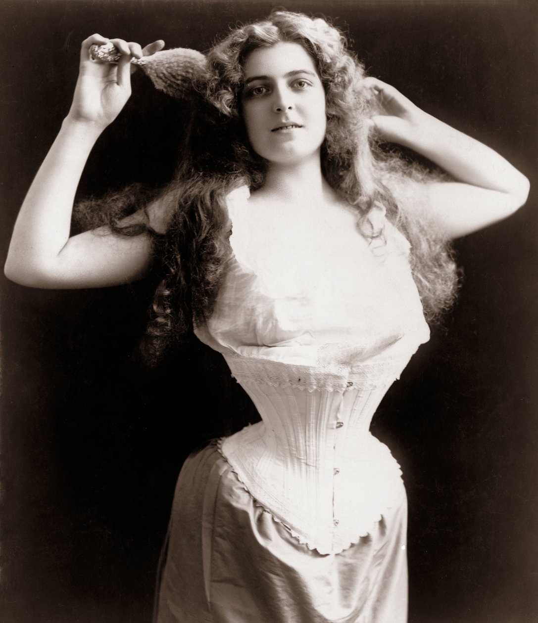 Femme portant un corset - Unknown artist