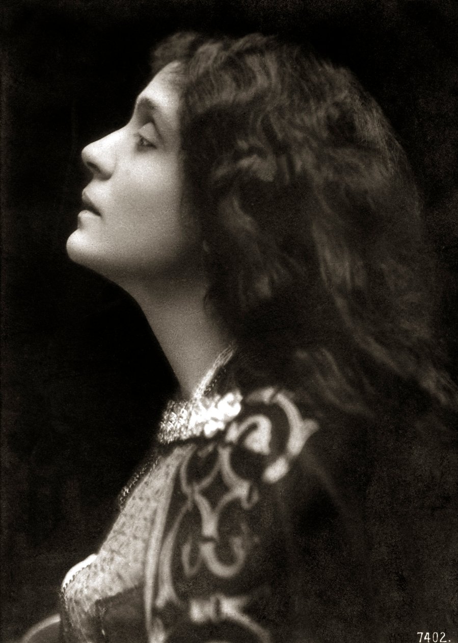 Eleonora Duse - portrait profile - Unknown photographer
