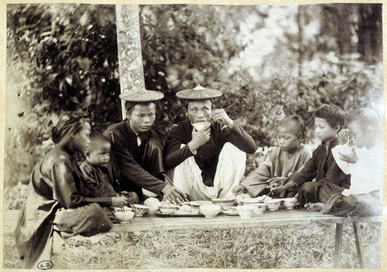 Vietnamiens pendant un repas, v. 1895 - Unknown photographer