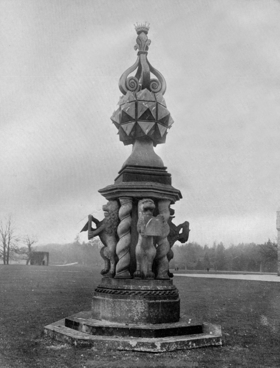 Le cadran solaire, Château de Glamis, 1924-1926 - Valentine and Sons Ltd