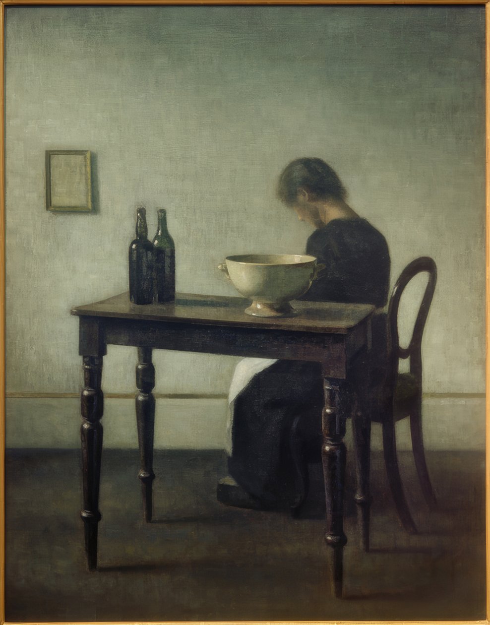 Femme assise derrière une table - Vilhelm Hammershoi