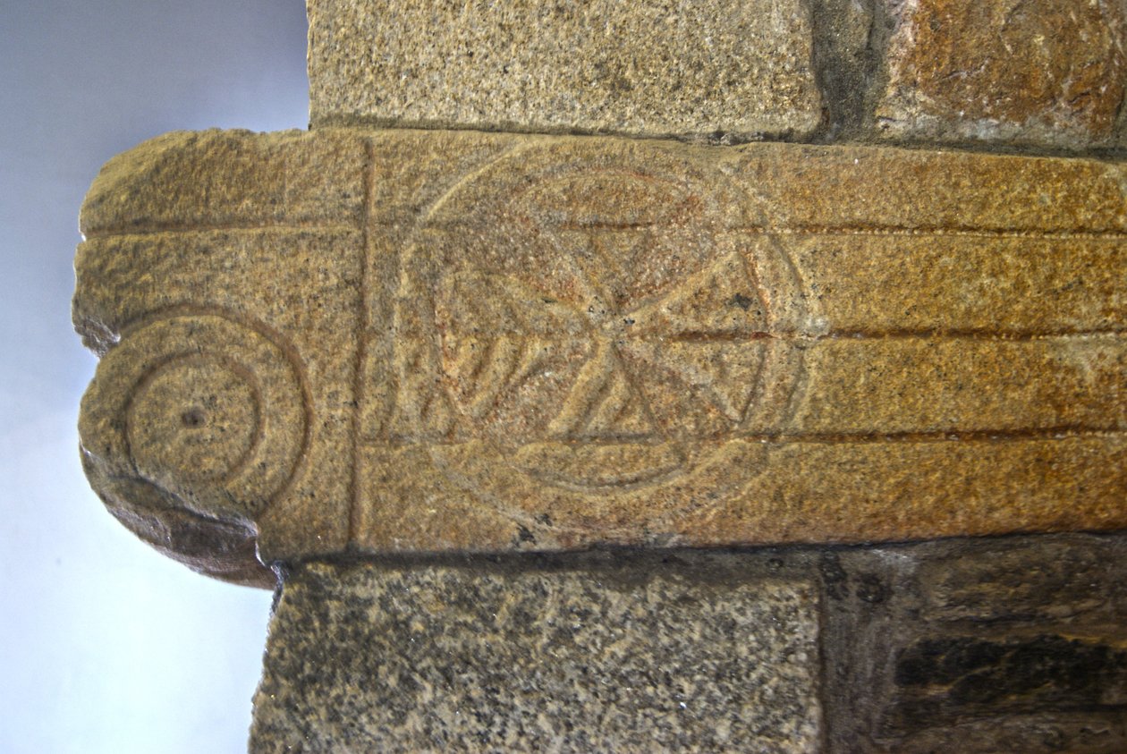 Sculptures wisigothiques dans la chapelle de São Pedro de Balsemão, Sé, Lamego, Portugal c.599 (granite) - Visigothic