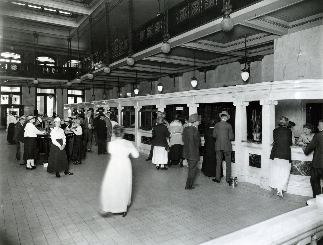 Vue intérieure du hall et des guichets à la Mercantile Trust Company - W. C. Persons