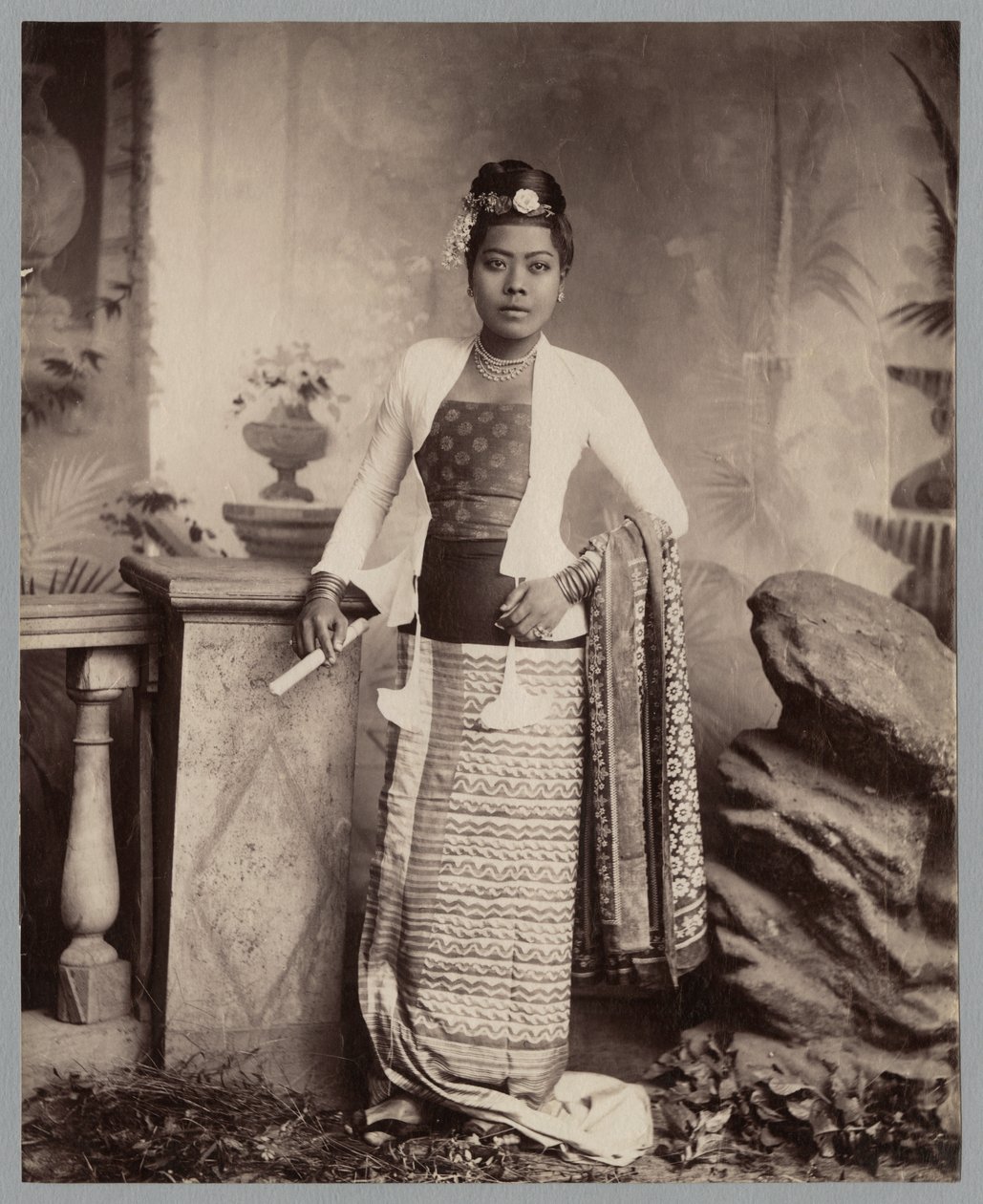Dame birmane - Watts and Skeen