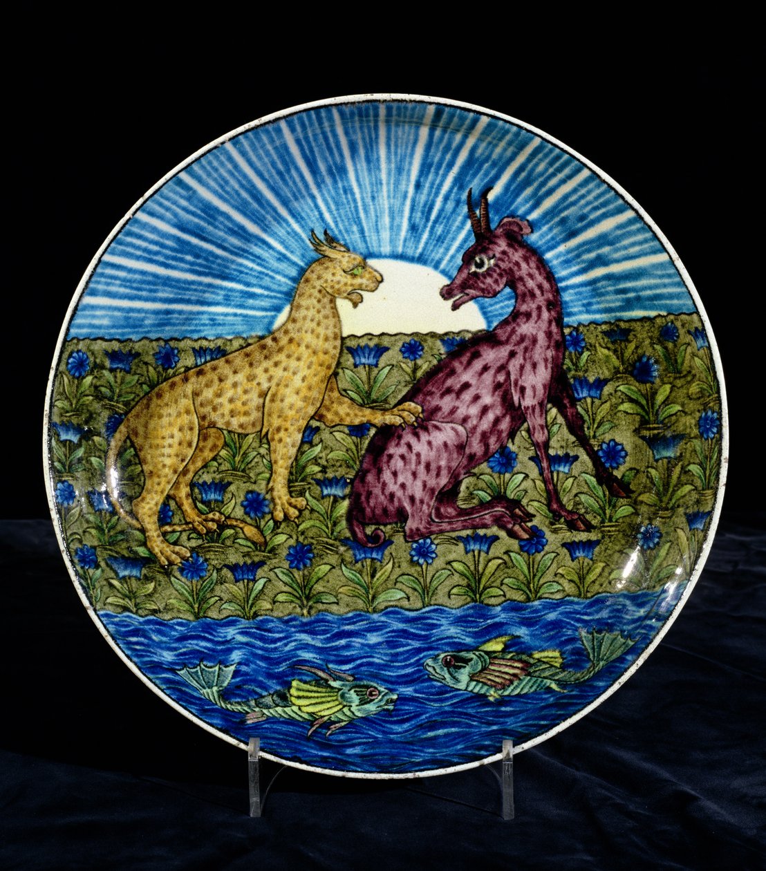 Plat avec un léopard et un cerf sur la rive d