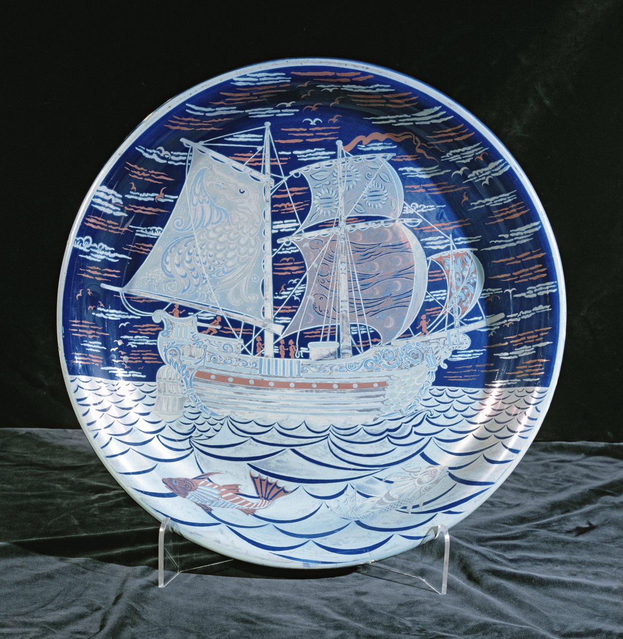 Chargeur avec lustre argenté avec un galion naviguant sur une mer argentée - William de Morgan