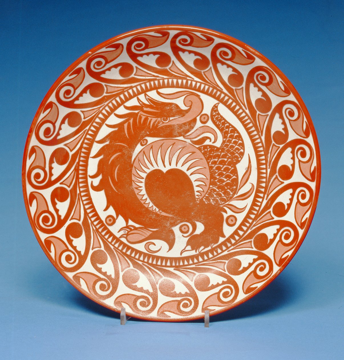 Plat en terre cuite, décoré en lustre rouge avec un dragon enroulé, vers 1880-85 - William de Morgan