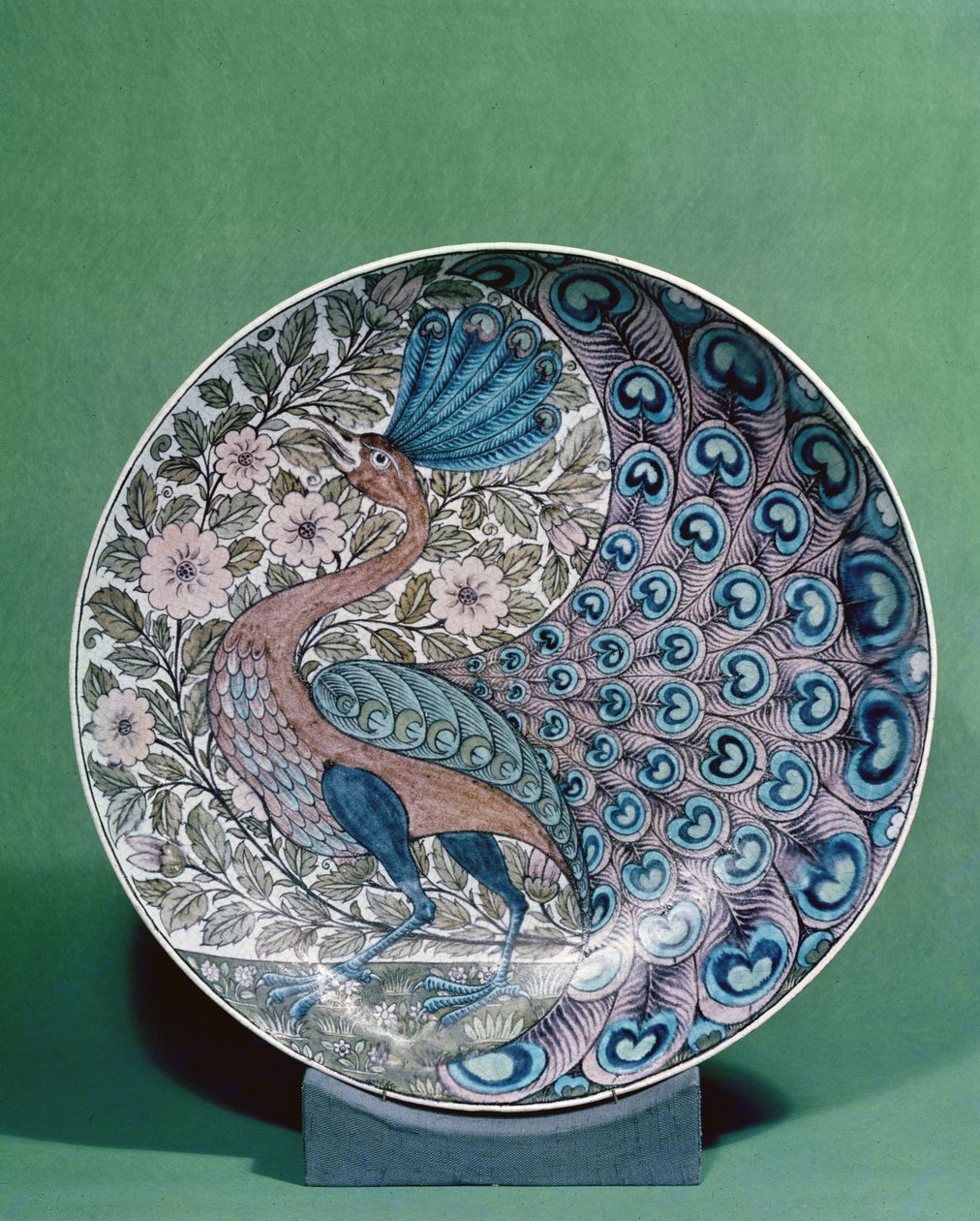 Plat en terre cuite, peint avec un motif de paon - William de Morgan