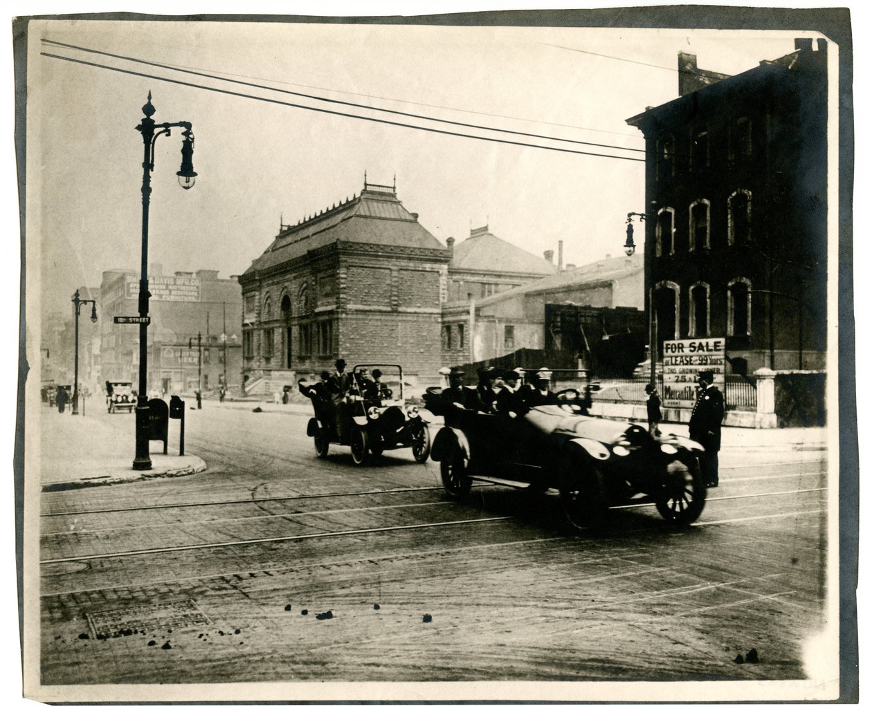 Circulation automobile sur Locust entre les rues Dix-huitième et Dix-neuvième - William G. Swekosky