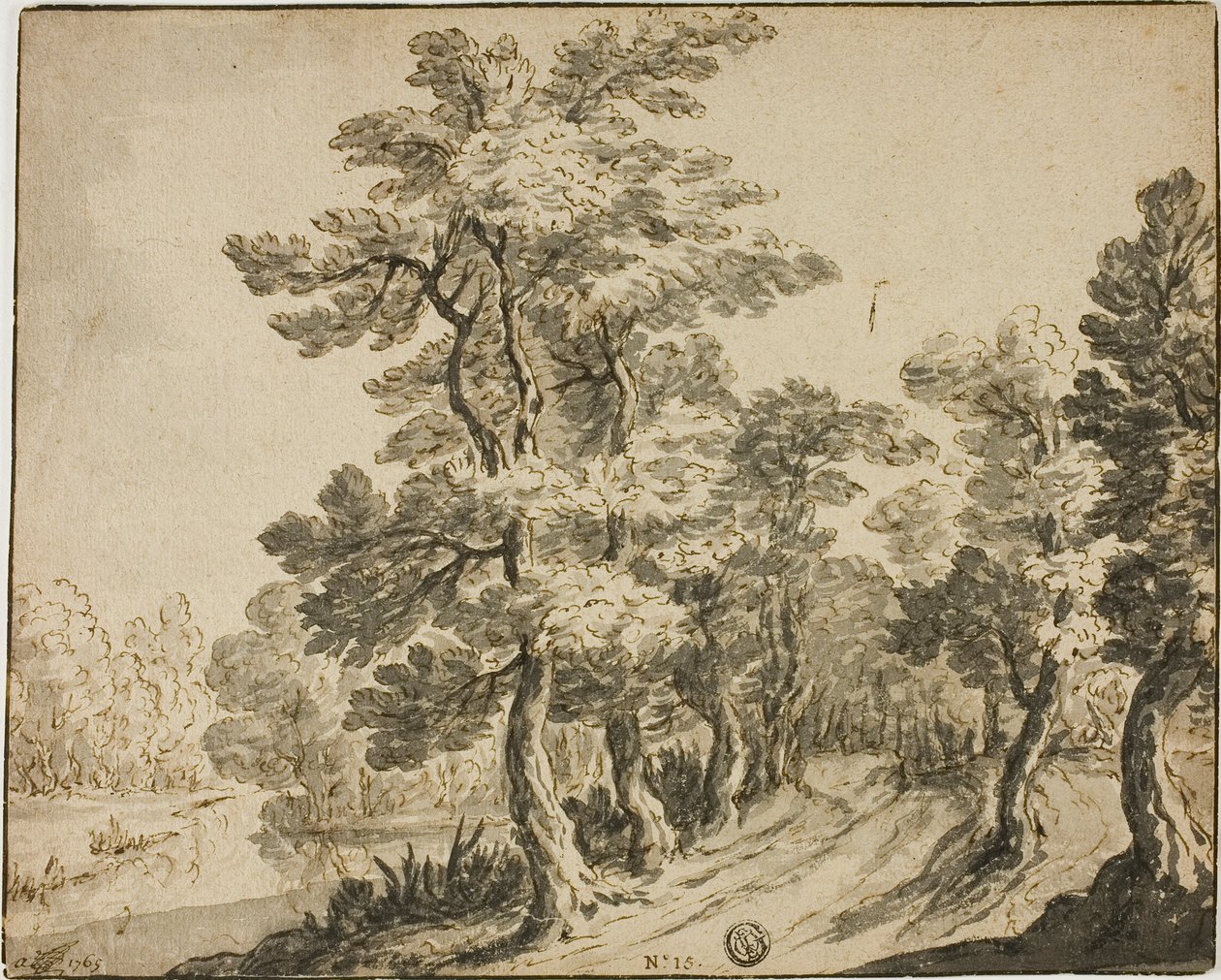 Route à travers des arbres feuillus près d