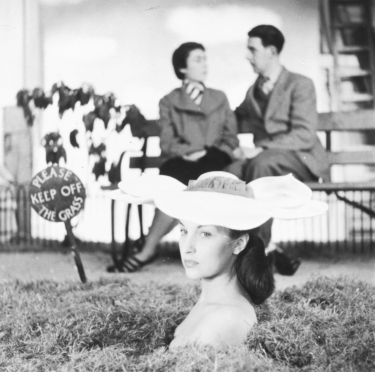 Femme portant un chapeau à fleurs - Zoltan Glass
