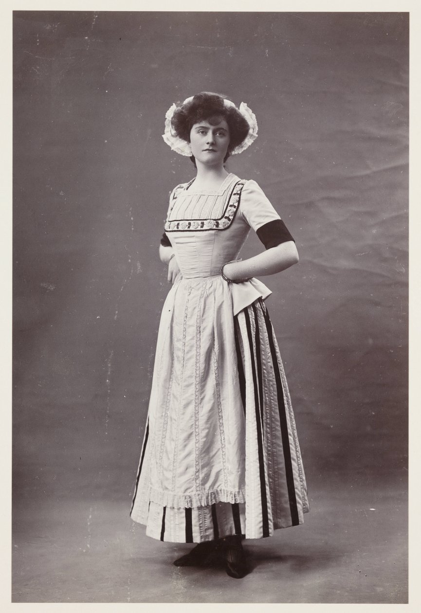 Portrait édouardien, femme en robe du XVIIIe siècle - John Pardon