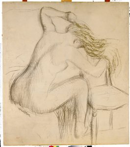 Une femme nue assise coiffant ses cheveux