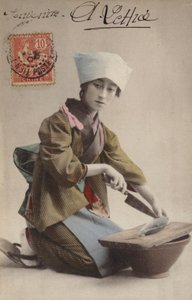 Fille japonaise filetant du poisson
