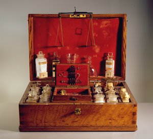 Pharmacie de voyage (hêtre, verre et métal)