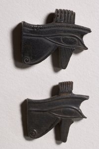 Deux amulettes œil oudjat (obsidienne)
