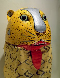Masque de jaguar (bois peint et tissu)