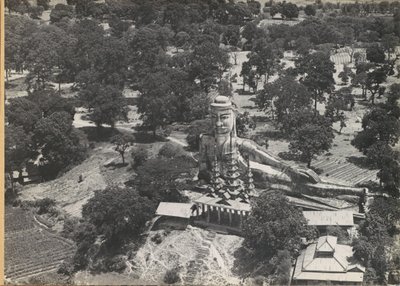 Statue de Bouddha couchée et pagode, vue d