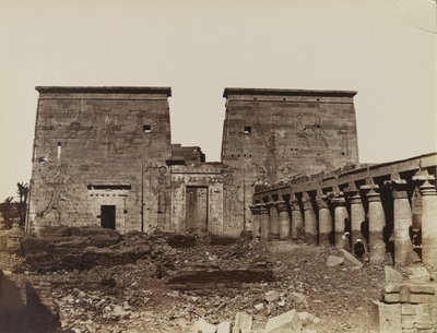 Philae, vue du pylône avec colonnes - Antonio Beato