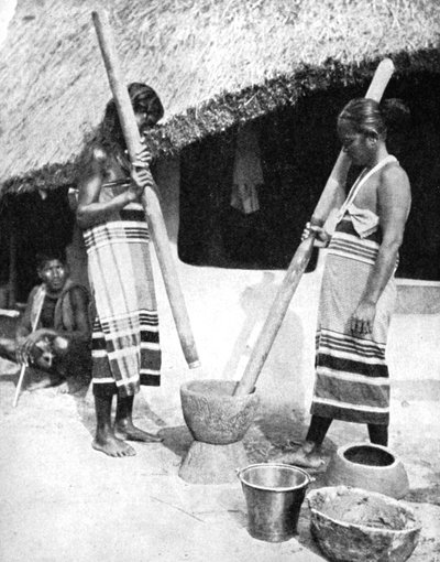 Femmes Newar pilant du grain, Népal, 1936 - Ewing Galloway