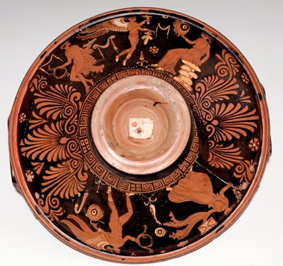 Patère avec ménade et Éros (terre cuite, 325-300 av. J.-C.) - Greek