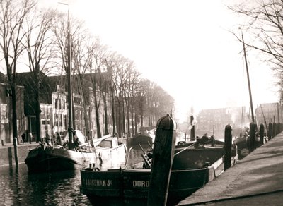 Bateaux sur le canal, Dordrecht, Pays-Bas, 1898 - James Batkin